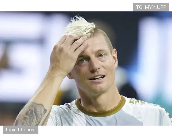 德容与托尼·克罗斯传球风格对比:节奏控制与进攻发起方式有何差异 德容与托尼·克罗斯传球风格对比:节奏控制与进攻发起方式有何差异