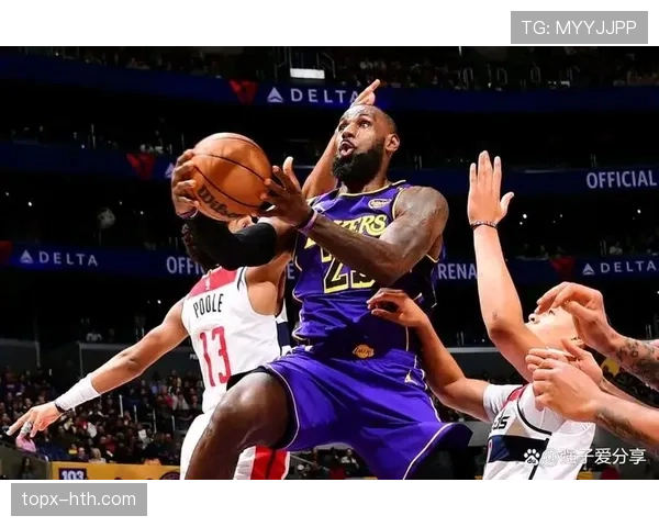 戴维斯内线统治力拉开湖人进攻空间